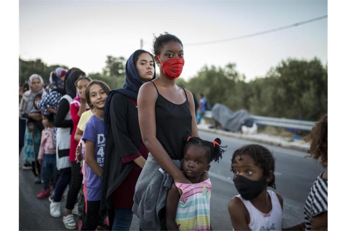 Zehn Staaten nehmen Minderjährige aus Moria auf Frauen und Mädchen stehen an, um Lebensmittel zu erhalten. Foto: Socrates Baltagiannis/dpa