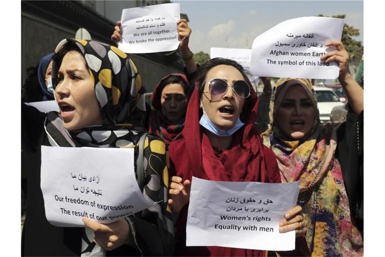 Frauen versammeln sich zu einer Demonstration, um ihre Rechte unter der Taliban-Herrschaft einzufordern. Foto: Wali Sabawoon/AP/dpa