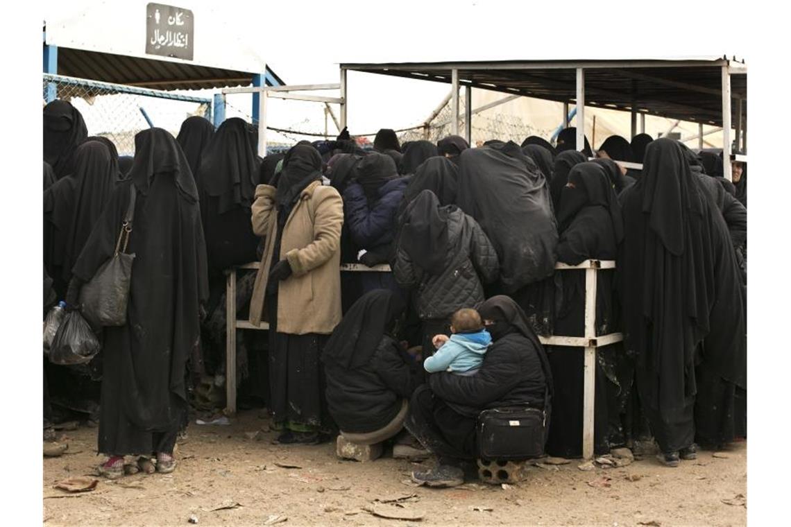 Frauen warten im Flüchtlingslager Al-Hol auf Hilfsgüter. Foto: Maya Alleruzzo/AP/dpa