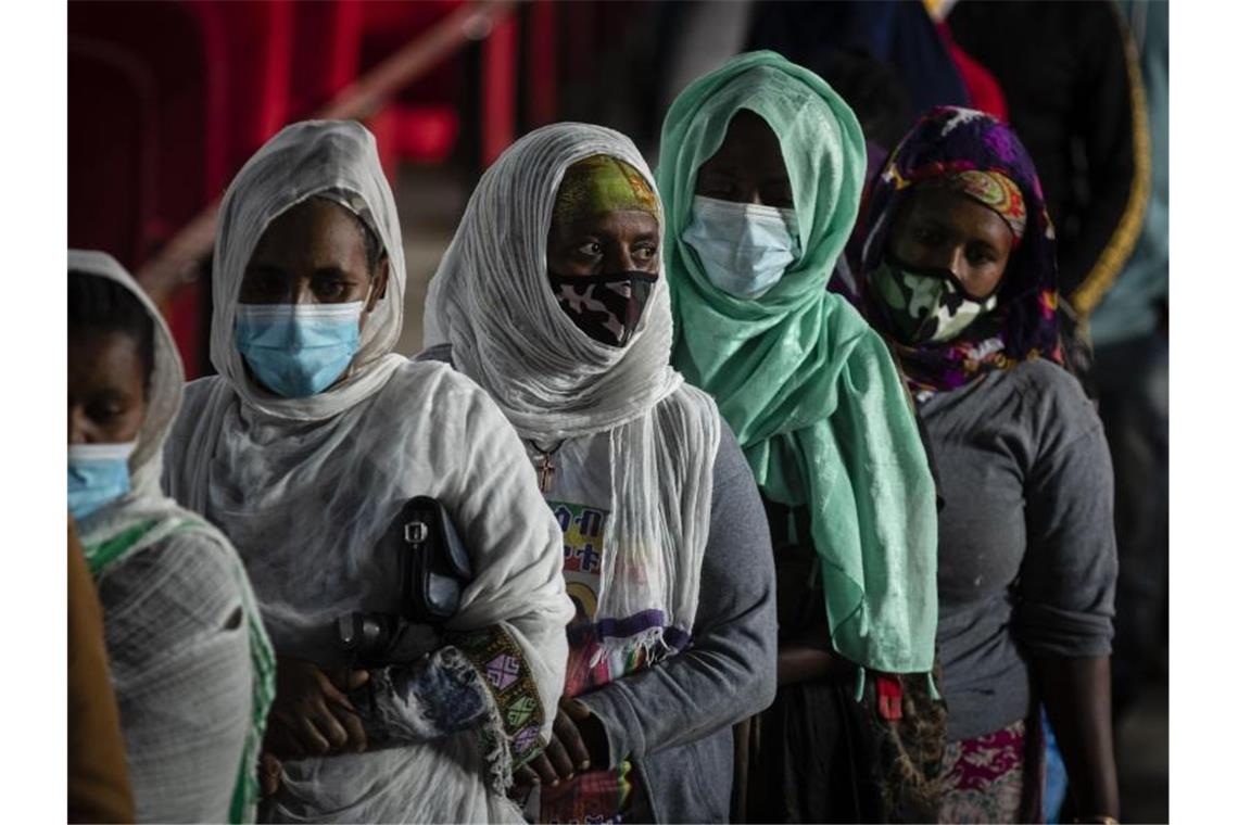 Frauen warten in einem Wahllokal darauf, bei der Parlamentswahl ihre Stimmen abzugeben ab. Premierminister und Nobelpreisträger Ahmed hofft darauf, im Amt bestätigt zu werden. Foto: Ben Curtis/AP/dpa
