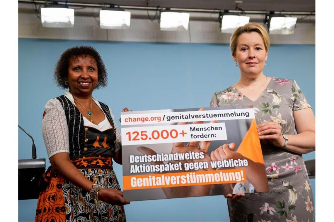 68.000 Frauen und Mädchen von Genitalverstümmelung betroffen Frauenministerin Franziska Giffey und Faduma Korn, 1. Vorsitzende von „NALA e.V. Bildung statt Beschneidung“ präsentieren das Ergebnis einer Unterschriftenaktion gegen Genitalverstümmelung. Foto: Kay Nietfeld/dpa