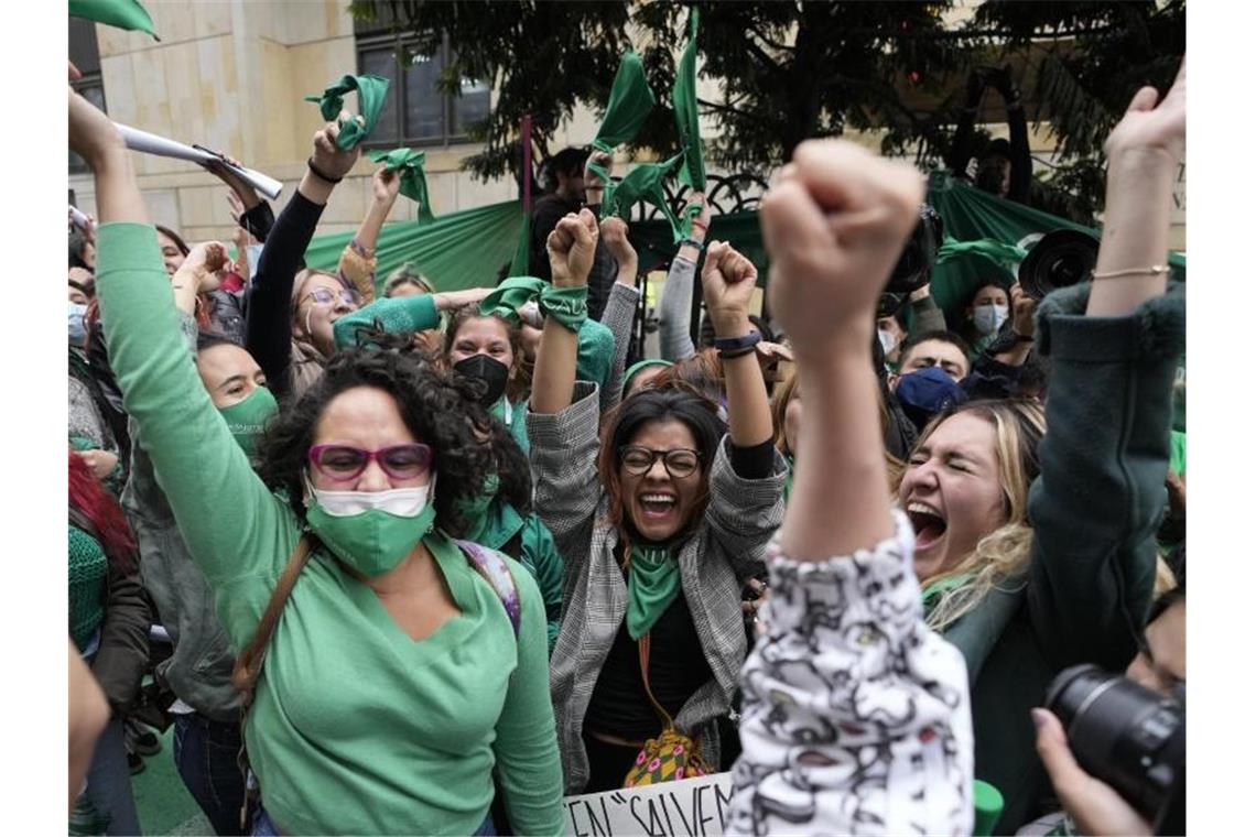 Kolumbianisches Verfassungsgericht urteilt zu Abtreibungen Frauenrechtlerinnen in Bogota feiern die Entkriminalisierung von Abtreibungen durch das kolumbianische Verfassungsgericht. Damit sind alle Beschränkungen für den Eingriff bis zur 24. Schwangerschaftswoche aufgehoben. Foto: Fernando Vergara/AP/dpa