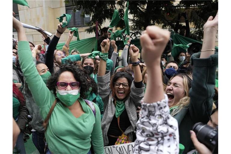 Frauenrechtlerinnen in Bogota feiern die Entkriminalisierung von Abtreibungen durch das kolumbianische Verfassungsgericht. Damit sind alle Beschränkungen für den Eingriff bis zur 24. Schwangerschaftswoche aufgehoben. Foto: Fernando Vergara/AP/dpa