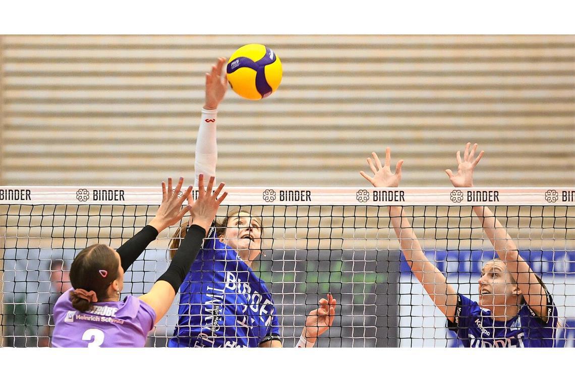 Entwicklung ist wichtiger als die Ergebnisse Frauke Neuhaus (am Ball) und Britta Schammer (rechts): An das hohe Niveau in der Volleyball-Bundesliga müssen sich die Binder Blaubären TSV Flacht langsam herantasten.