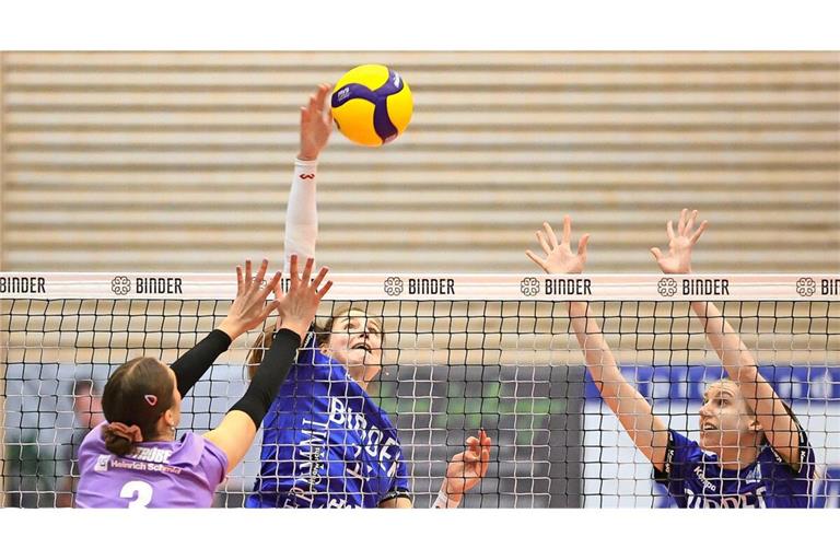 Frauke Neuhaus (am Ball) und Britta Schammer (rechts): An das hohe Niveau in der Volleyball-Bundesliga müssen sich die Binder Blaubären TSV Flacht langsam herantasten.