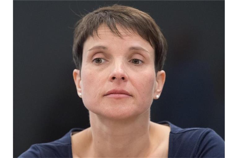 Frauke Petry sitzt vor Beginn einer Verhandlung im Gerichtssaal. Die ehemalige AfD-Chefin muss sich erneut wegen Steuerhinterziehung und Subventionsbetrugs vor Gericht verantworten. Foto: Sebastian Kahnert/zb/dpa