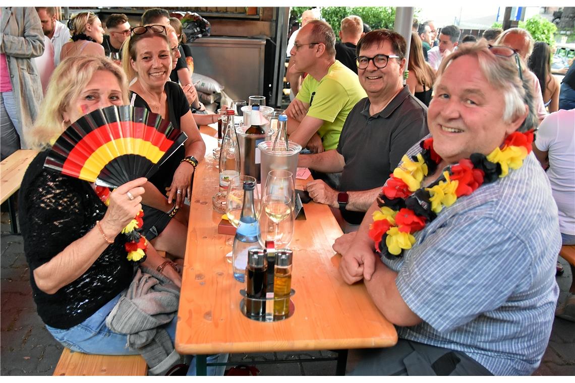 Fred und Gisela Klesch (vorne) mit Freunden, Public Viewing im Merlin beim EM-Sp...