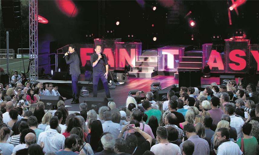 Freddy Malinowski und Martin Hein verstehen es immer aufs Neue, ihr treues Publikum mitzunehmen. Und die Besucher genießen die Feier unter lauter Gleichgesinnten im Fautenhau. Foto: J. Fiedler