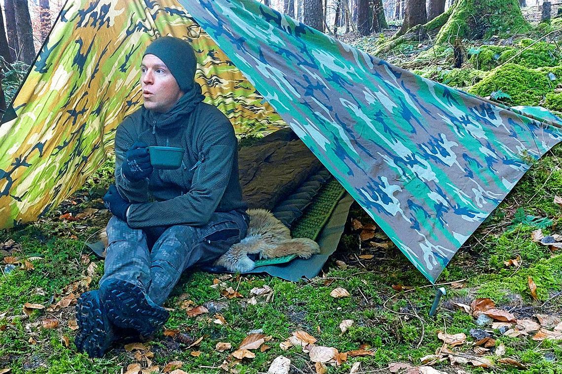Aspacher betreibt Bushcraft: Freiheit und Selbstfindung im Wald Freddy Weller hat sein Lager aufgeschlagen und genießt bei Minustemperaturen die Natur. Fotos: privat