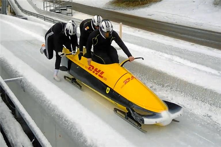 Frederick Lüthcke (Zweiter von rechts) beim Training des Viererbobs um den Piloten Philipp Zielasko auf der Bahn in Innsbruck.