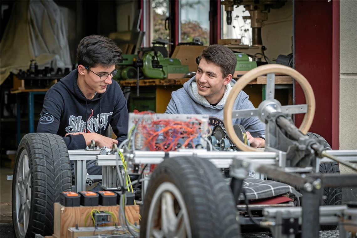 Jugendliche bauen in Weissach aus einem Smart ein Elektrofahrzeug Frederik „Freddy“ Nierla (links) und Max Ostfalk tüfteln zusammen an einem der Fahrzeuge. Fotos: Alexander Becher
