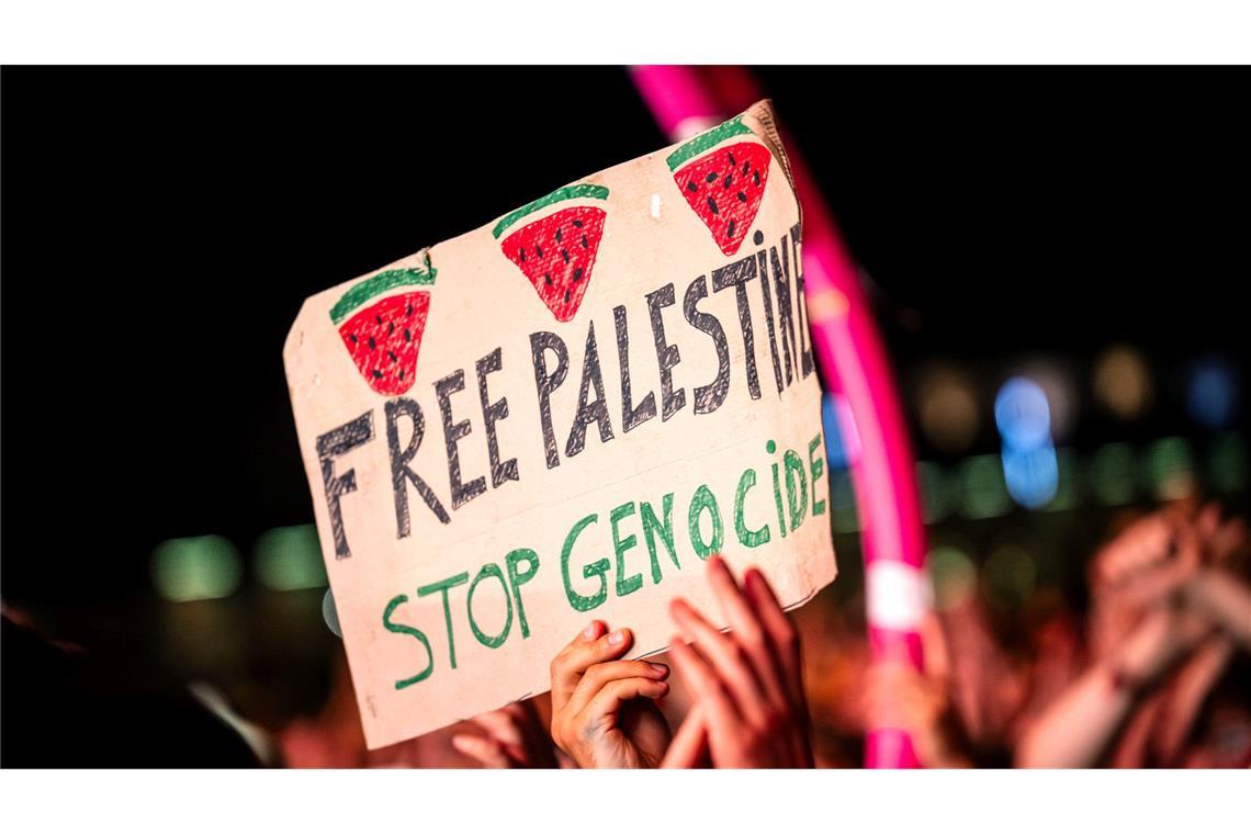 Macklemore wirft Israel bei Festival erneut Völkermord vor "Free Palestine - Stop Genocide" steht auf einem Plakat bei dem Auftritt vom US-Rapper Macklemore. Es war eine von wenigen politischen Botschaften im Publikum.