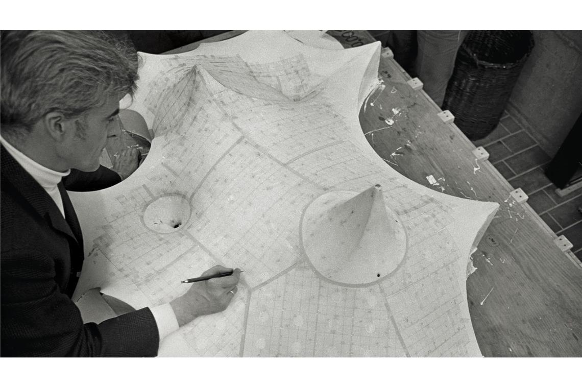 Frei Otto am Modell für die Überdachung der Olympiaschwimmhalle in München (ca. 1970)