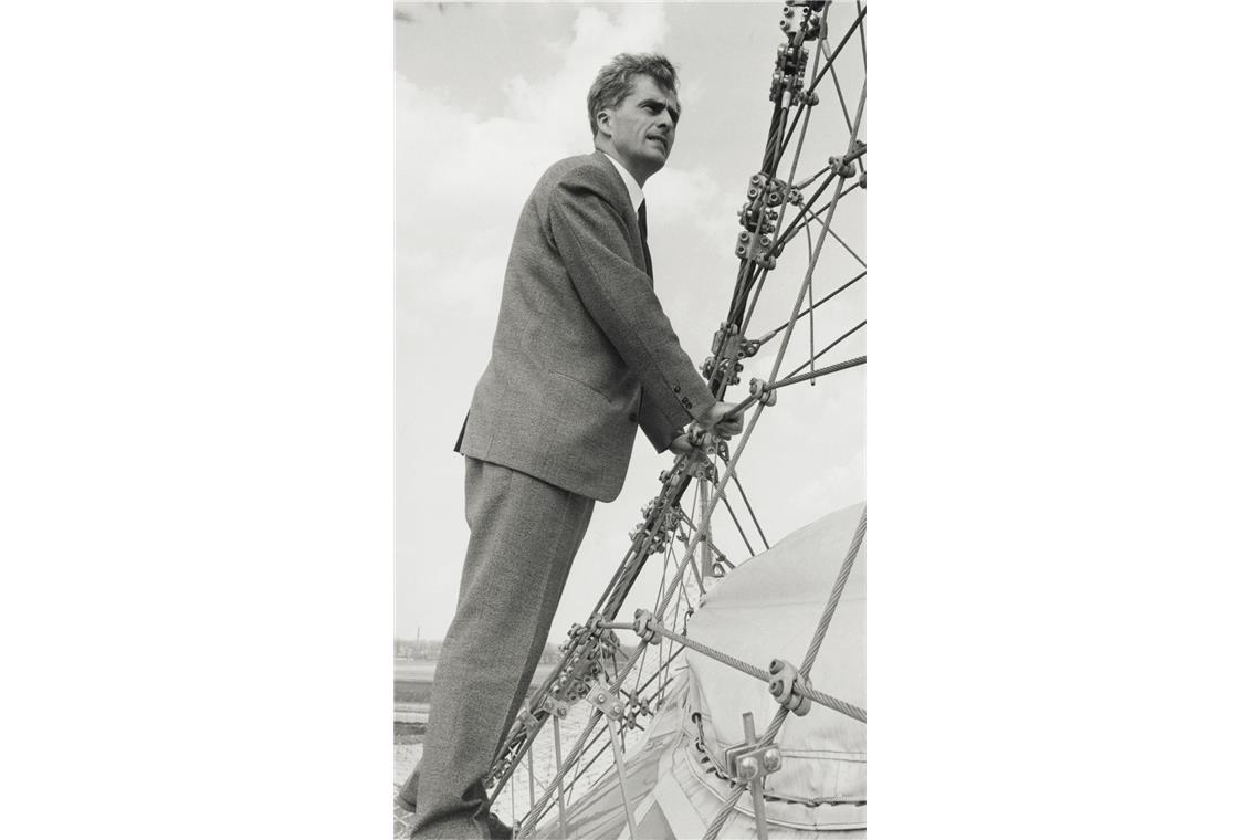 Frei Otto im Seilnetz des Deutschen Pavillons auf der Expo 67 in Montreal (1966).