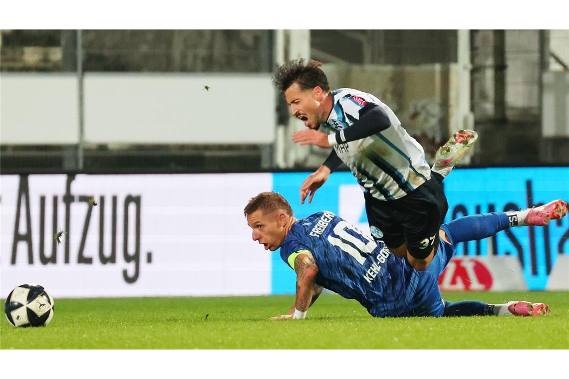 Freibergs Kapitän Marco Kehl-Gomez (gegen Flamur Berisha/oben) flog im Punktspiel wegen groben Foulspiels vom Platz.