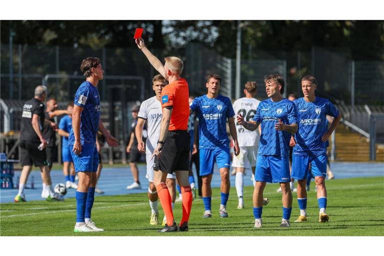 Freibergs Paul Polauke (links) und ein Kickers-Spieler mussten früh vom Platz.