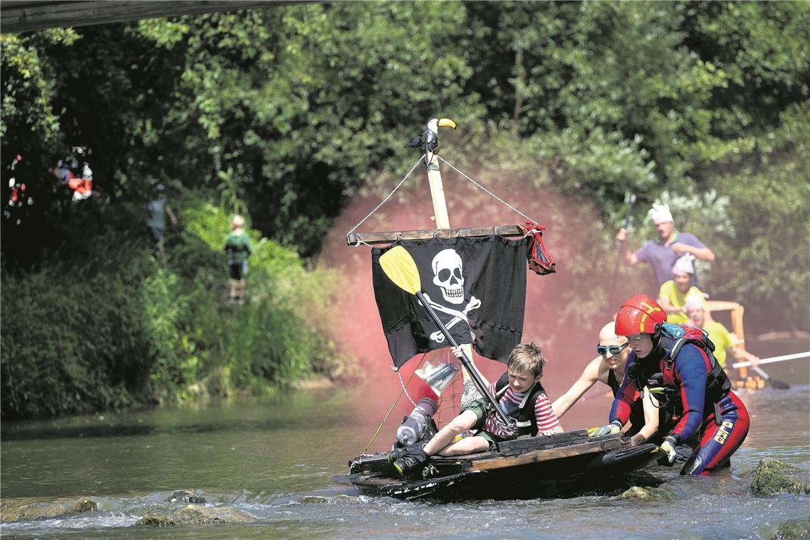 Unerschrockene Helden auf der Murr Freibeuter unterwegs: Die Totenkopf-Fahne ist immer wieder ein beliebtes Regatta-Motiv.