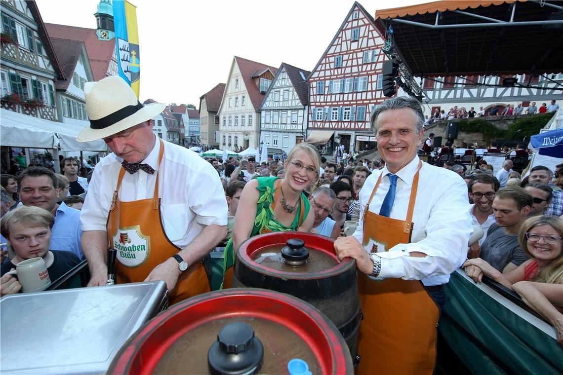 Oberbürgermeister als Entertainer auf dem Straßenfest Freibier vom OB: Diese Tradition führte Frank Nopper ein, hier im Jahr 2016 mit dem damaligen Ersten Bürgermeister Michael Balzer (links) und Waldfee Sonja Bischoff. Foto: Edgar Layher