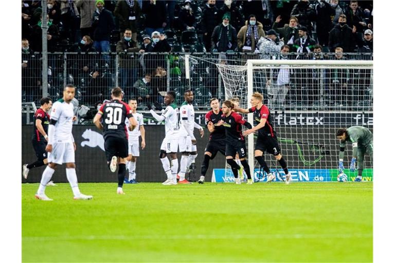 Freiburg lag in Mönchengladbach bereits nach 25 Minuten mit 5:0 vorn. Foto: Marcel Kusch/dpa