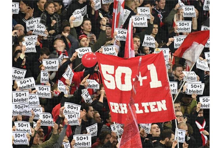 Freiburger Fans bekennen sich zum Erhalt der 50+1-Regel. Foto: Patrick Seeger/dpa/Archiv