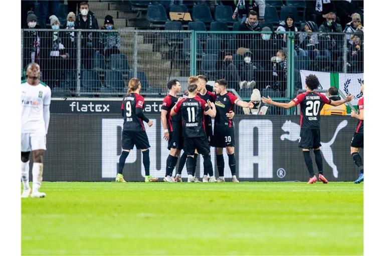 Freiburger Spieler jubeln nach dem Tor zum 0:6. Foto: Marcel Kusch/dpa