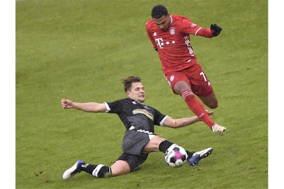 SC Freiburg verleiht Mittelfeldspieler Abrashi nach Basel Freiburgs Amir Abrashi (l) im Kampf um den Ball. Foto: Lukas Barth-Tuttas/epa/Pool/dpa