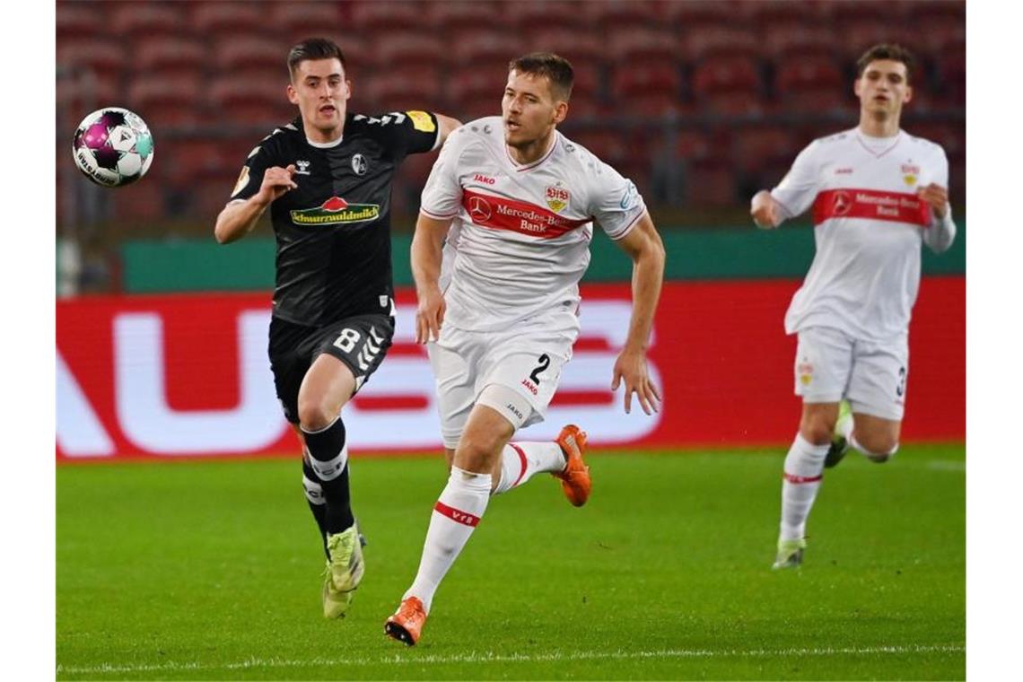 VfB: Anton, Sosa und Coulibaly vor Gladbach angeschlagen Freiburgs Baptiste Santamaria (l) im Zweikampf mit Stuttgarts Waldemar Anton. Foto: Marijan Murat/dpa