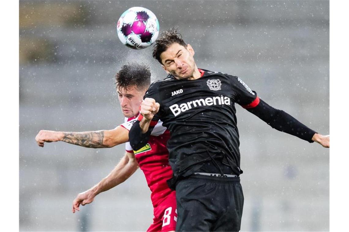 Freiburgs Baptiste Santamaria (l) in Aktion gegen Leverkusens Lucas Alario. Foto: Tom Weller/dpa