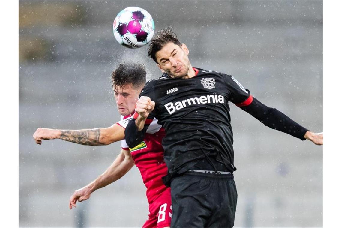 Effizient und selbstbewusst: Bayers Alario im Rampenlicht Freiburgs Baptiste Santamaria (l) in Aktion gegen Leverkusens Lucas Alario (r). Foto: Tom Weller/dpa