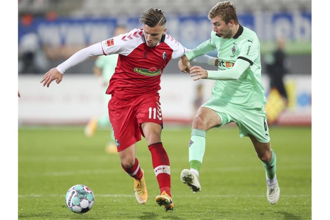 Gladbach in Freiburg wieder sieglos: Plea rettet 2:2 Freiburgs Ermedin Demirovic (l) in Aktion gegen Gladbachs Christoph Kramer. Foto: Tom Weller/dpa
