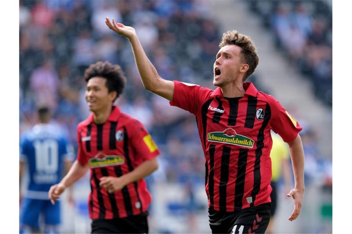 Augsburg und Mainz schon ausgeschieden - Rekorde in Bremen Freiburgs Luca Waldschmidt bejubelt seinen Treffer zum 1:0 gegen den 1. FC Magdeburg mit Woo-Yeong Jeong (l). Foto: Peter Steffen/Archivbild