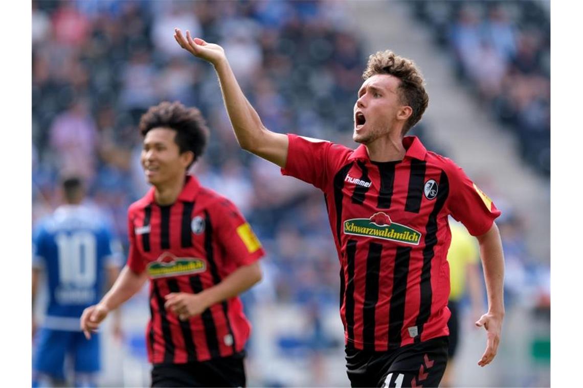 Freiburgs Luca Waldschmidt bejubelt seinen Treffer zum 1:0 gegen den 1. FC Magdeburg mit Woo-Yeong Jeong (l). Foto: Peter Steffen/Archivbild