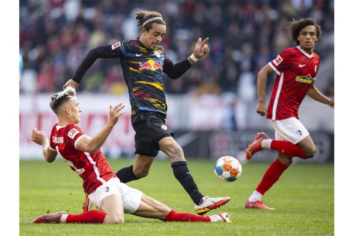 Jeongs Tor in Freiburg: Streich auch von RB nicht besiegt Freiburgs Nico Schlotterbeck (l) in Aktion gegen Leipzigs Yussuf Poulsen (M). Foto: Tom Weller/dpa