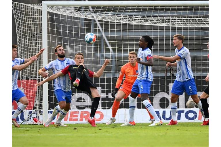 Freiburgs Nils Petersen (3.v.l.) erzielt per Fallrückzieher das Tor zur 1:2-Führung in Berlin - bereits das 30. Jokertor des Stürmers. Foto: Soeren Stache/dpa-Zentralbild/dpa