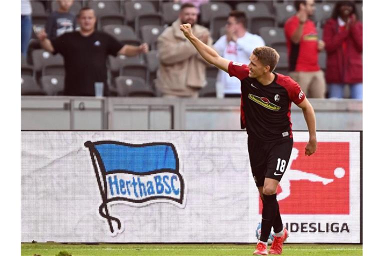 Freiburgs Nils Petersen jubelt über seinen Treffer zum 1:2 Endstand. Foto: Soeren Stache/dpa-Zentralbild/dpa
