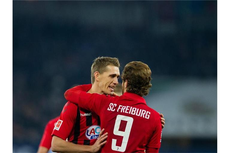 Freiburgs Nils Petersen (l.) freut sich mit Teamkollege Lucas Höler über sein Tor zum 1:1. Foto: Rolf Vennenbernd/dpa