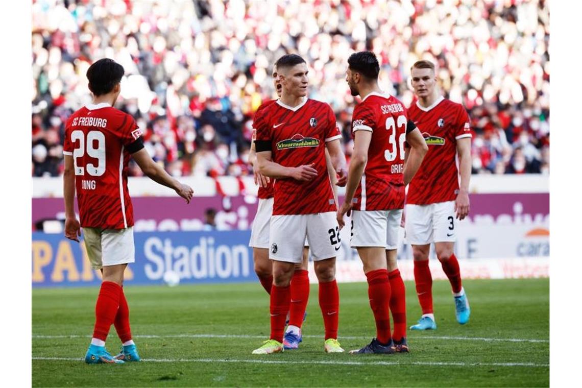 SC Freiburg kämpft um den Halbfinaleinzug im DFB-Pokal Freiburgs Roland Sallai (3.v.r) und Freiburgs Vincenzo Grifo (2.v.r.) besprechen sich. Foto: Philipp von Ditfurth/dpa