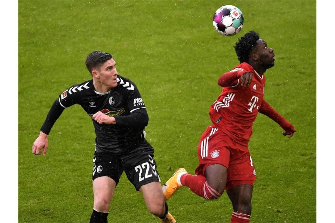Freiburg im Südwest-Duell ohne Sallai Freiburgs Roland Sallai (l) im Kampf um den Ball. Foto: Lukas Barth-Tuttas/epa/Pool/dpa
