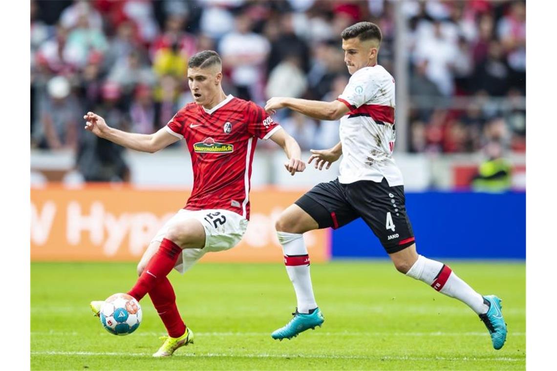 Mit Jeongs Toren: Freiburg siegt beim VfB Freiburgs Roland Sallai (l) in Aktion gegen Stuttgarts Marc Oliver Kempf (r). Foto: Tom Weller/dpa