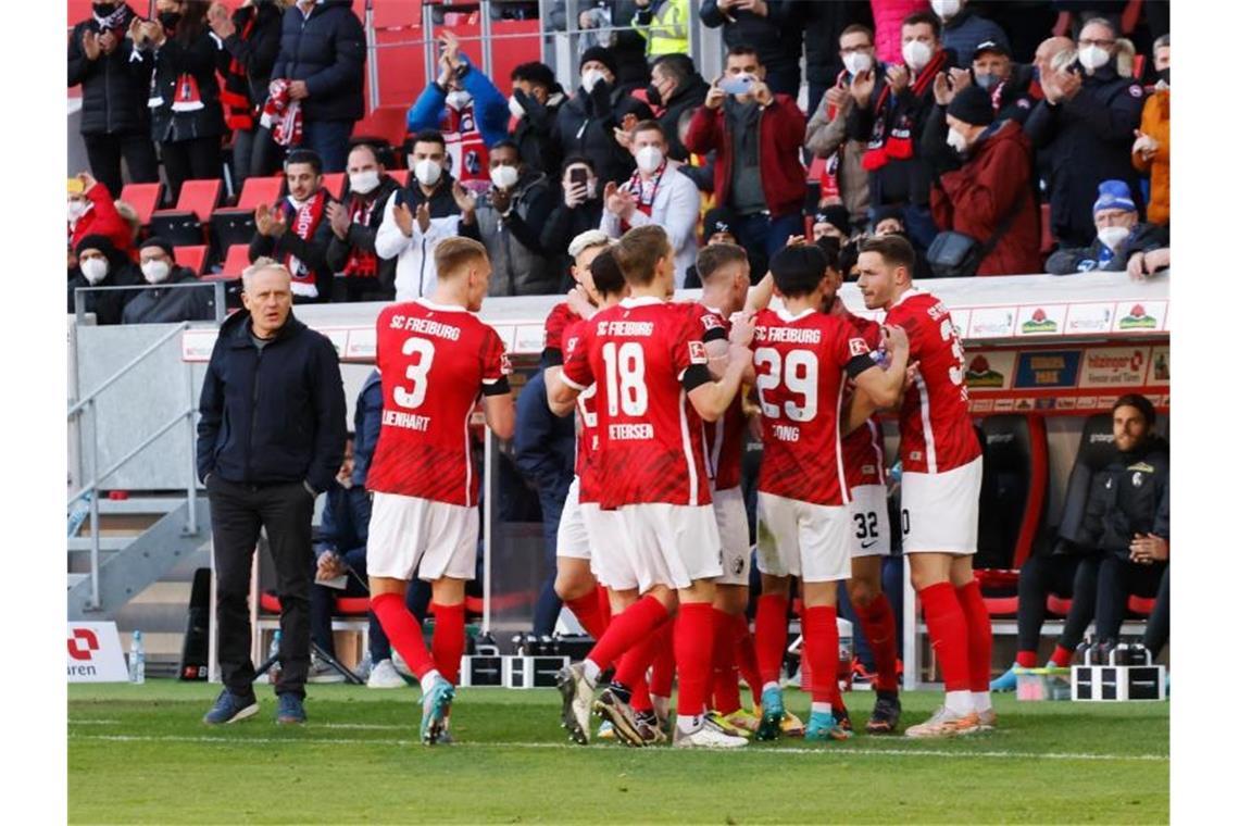 Bayern festigt Platz eins - Ukraine-Krise allgegenwertig Freiburgs Spieler bejubeln vor der eigenen Bank das Tor zur 1:0-Führung. Foto: Philipp von Ditfurth/dpa