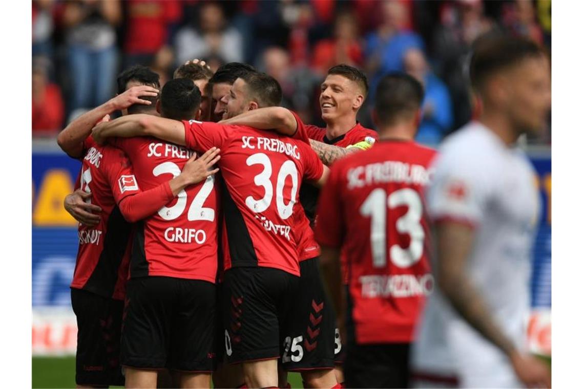 FC Bayern zum 29. Mal Meister - Dortmund-Sieg wertlos Freiburgs Spieler feiern den klaren Heimsieg gegen Nürnberg. Foto: Patrick Seeger