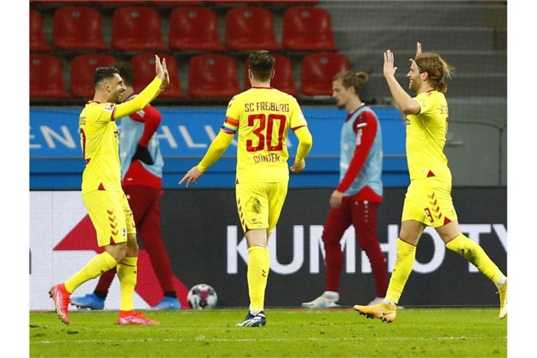 Freiburgs Spieler Lucas Höler (r) bejubelt sein Tor mit Vincenzo Grifo (l) und Christian Günter. Foto: Thilo Schmuelgen/Reuters/Pool/dpa