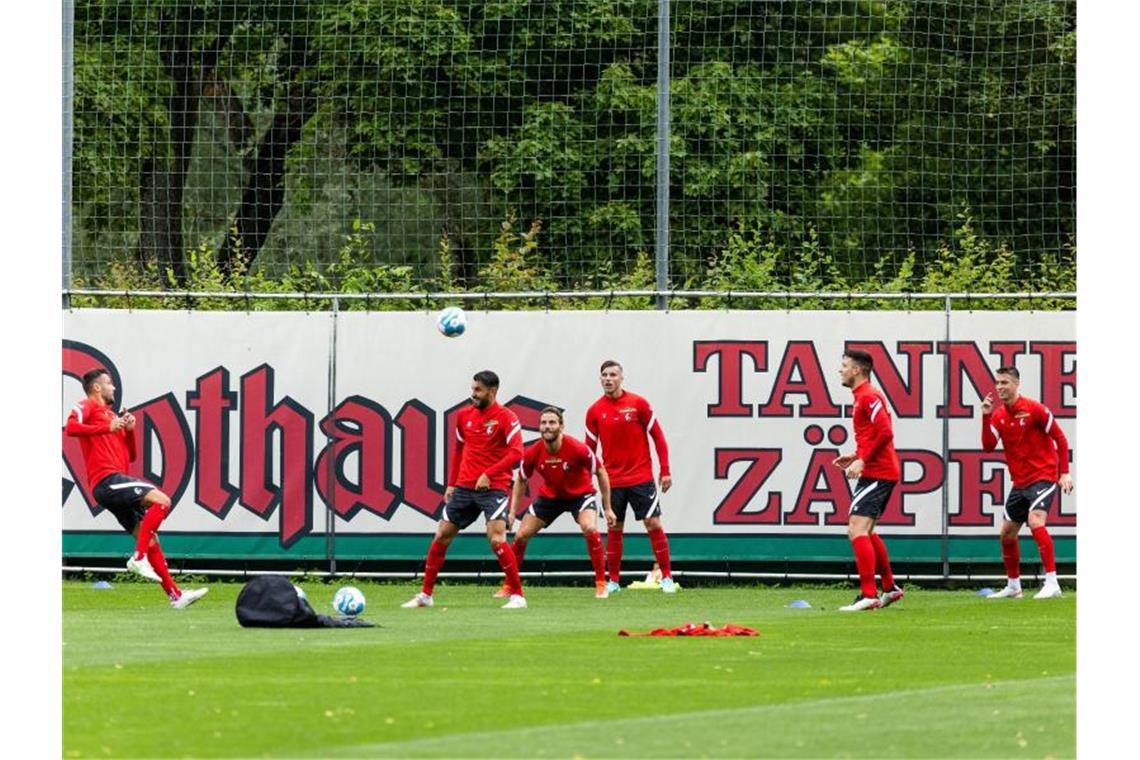 Freiburger Trainingsauftakt nur mit internen Neuzugängen Freiburgs Spieler stehen auf dem Trainingsplatz und üben mit dem Ball. Foto: Philipp von Ditfurth/dpa