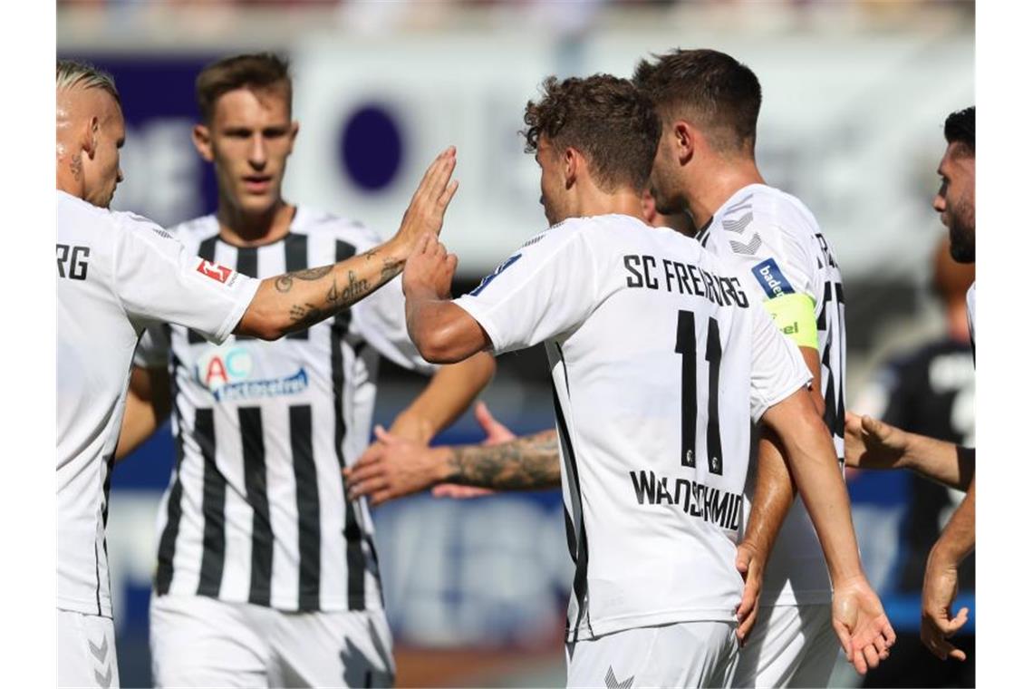 Erster Bayern-Sieg dank Lewandowski - Leverkusen gewinnt Freiburgs Torschütze Luca Waldschmidt (M) leitet den Auswärtserfolg in Paderborn ein. Foto: Friso Gentsch