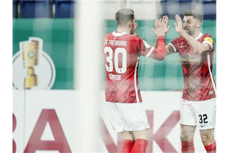 Freiburgs Torschütze Vincenzo Grifo (r) jubelt mit Christian Günter über das Tor zur 1:0-Führung gegen Hoffenheim. Foto: Uwe Anspach/dpa