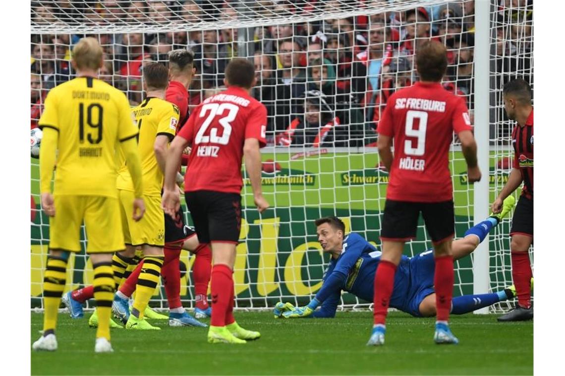 Erste Bayern-Heimpleite seit einem Jahr - S04 nur mit Remis Freiburgs Torwart Alexander Schwolow (M) ist beim Tor zum 1:2 geschlagen. Foto: Patrick Seeger/dpa