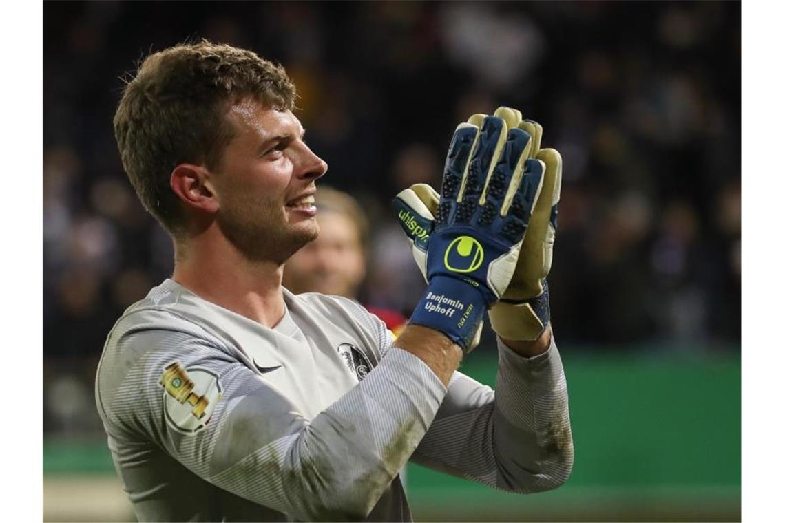 Freiburgs Elfmeterheld Uphoff nutzt seltene Chance Freiburgs Torwart Benjamin Uphoff feiert den gehaltenen Elfmeter gegen VfL Osnabrück. Foto: Friso Gentsch/dpa
