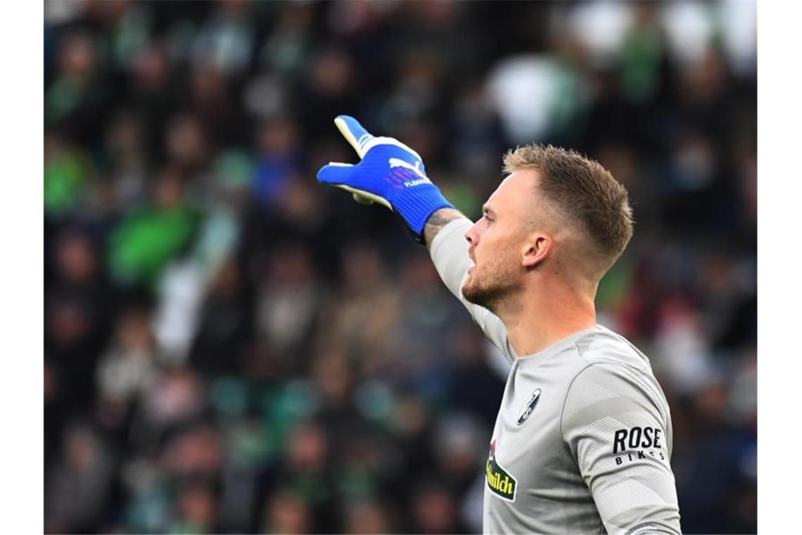 Fußball-Bundesliga am Samstag: Fünf Spiele, fünf Köpfe Freiburgs Torwart Mark Flekken spielt bisher eine starke Saison. Foto: Swen Pförtner/dpa