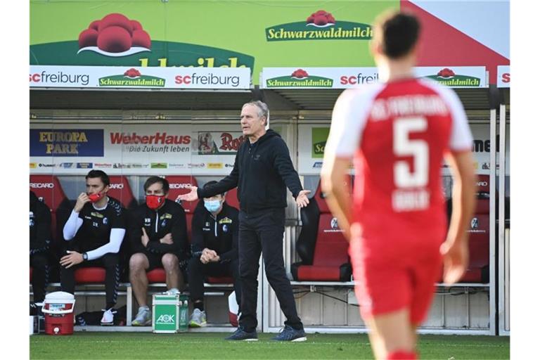 Freiburgs Trainer Christian Streich (2.v.r.) gestikuliert. Foto: Sebastian Gollnow/dpa