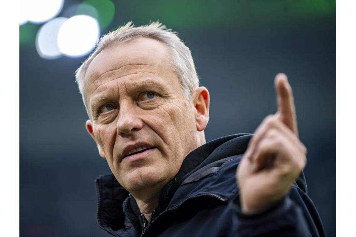 Freiburgs Trainer Christian Streich betritt das Stadion. Foto: David Inderlied/dpa/Archivbild